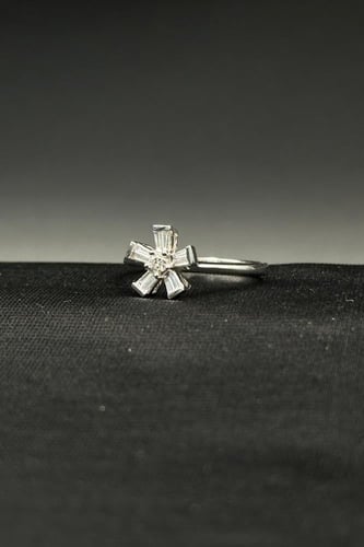 خاتم الماس وزن الذهب : 2.02 جرام وزن الألماس : 0.1...