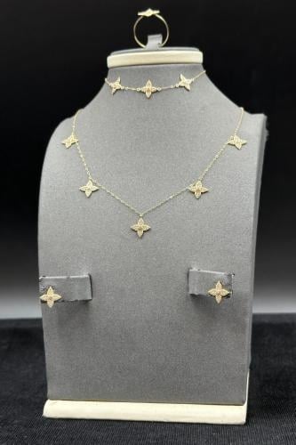 طقم نجمة ذهب تصميم الماس عيار 18 وزن من 3.6 الى 3....