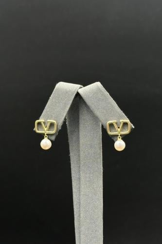 حلق ذهب مع لؤلؤ عيار 18 وزن من 1.8 الى 1.9 جرام