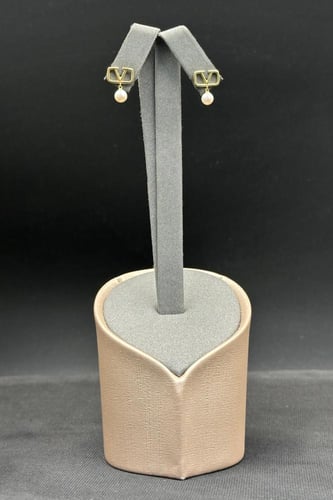 حلق ذهب مع لؤلؤ عيار 18 وزن من 1.8 الى 1.9 جرام