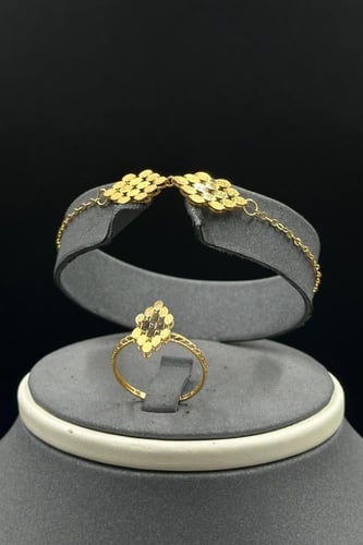 طقم ذهب عيار 21 بتصميم معينات يخطف الأنظار