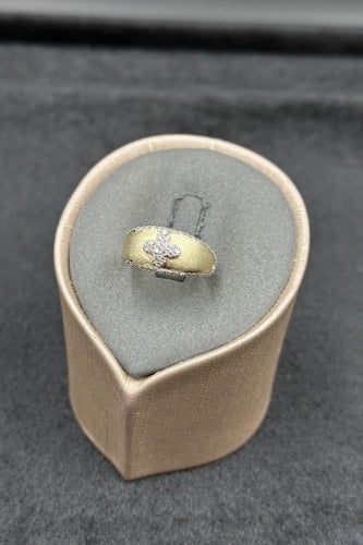 خاتم ذهب نسائي عيار 18 تصميم وردة الماسي وزن من 2....