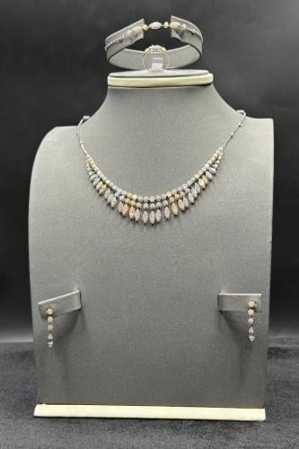 طقم ذهب ابيض واصفر تصميم الماس عيار 18 وزن 11.6 جر...