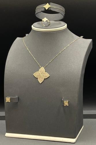 طقم وردة ذهب تصميم الماس عيار 18 وزن 7.7 جرام