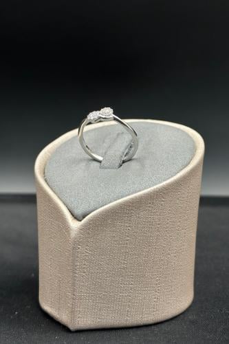 خاتم الماس وزن الذهب : 2.04 جرام وزن الألماس : 0.1...