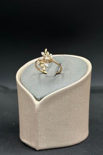 خاتم الماس وزن الذهب : 3.14 جرام وزن الألماس : 0.1...