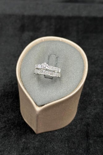 دبلة توينز ذهب ابيض تصميم الماس عيار 18 وزن 3.5 جر...