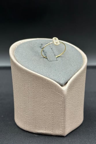 خاتم مستطيل ذهب تصميم الماس عيار 18 وزن 0.4 جرام