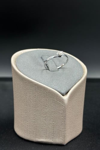 خاتم الماس وزن الذهب : 0.85 جرام وزن الألماس : 0.0...