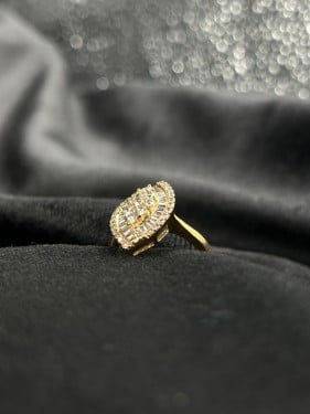 خاتم ذهب الماس بشكل معين لأطلالة فريدة