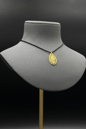 سبيكة ذهب وزن 10 جرام عيار 24 شكل بيضاوي مع عروه