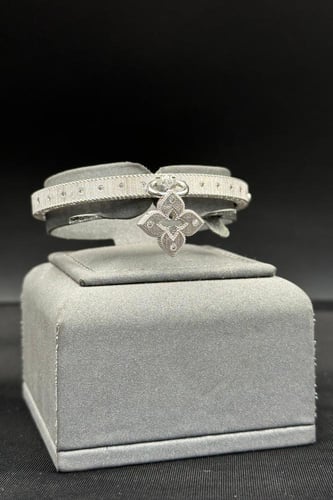 اسوارة وردة ذهب ابيض تصميم الماس عيار 18 وزن 15 جر...