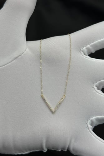 عقد V ذهب تصميم الماس عيار 18 وزن من 0.5 الى 0.6 ج...