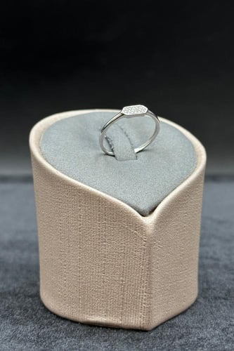 خاتم ذهب ابيض عيار 18 تصميم الماسي ناعم وزن 0.9 جر...