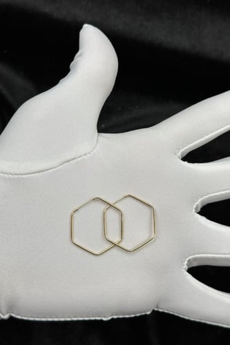 حلق سداسي الشكل ذهب صافي عيار 18 وزن 0.9 جرام