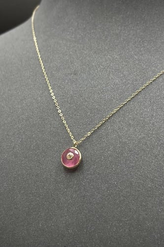 سلسال ذهب عيار 18 مع فص وردي تصميم الماس وزن من 1...