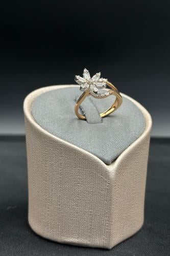 خاتم الماس وزن الذهب : 4.11 جرام وزن الألماس : 0.6...