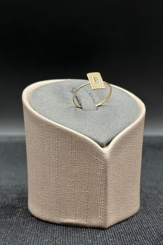 خاتم ذهب عيار 18 تصميم الماسي مستطيل وزن من 0.7 ال...