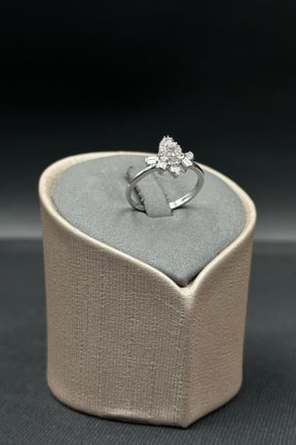 خاتم الماس وزن الذهب : 2.32 جرام وزن الألماس : 0.2...