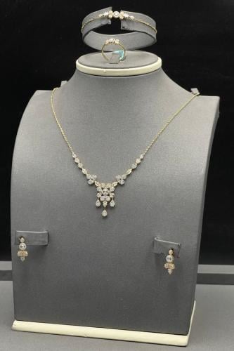 طقم وردة مع باقيت ذهب تصميم الماس عيار 18 وزن 10.6...