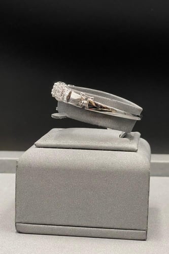 اسوارة مربعات مع باقيت ذهب ابيض تصميم الماس عيار 1...