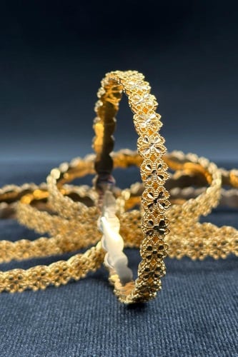 بناجر ذهب صافي بتصميم وردات عيار 21 وزن من 10.3 ال...