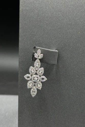 طقم ذهب ابيض تصميم دمعات الماسى عيار 18 بوزن 21.7...