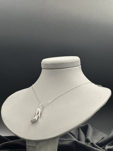 عقد الماس فخم بتصميم حذاء الاميرات الفريد