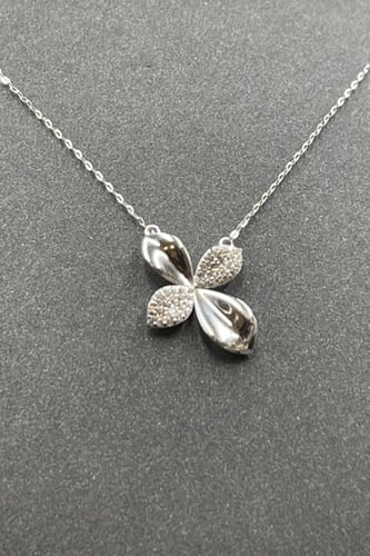 عقد وردة ذهب ابيض تصميم الماس