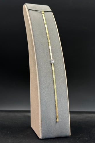 اسوارة ذهب مع باقيت تصميم الماس عيار 18 وزن 4.8 جر...