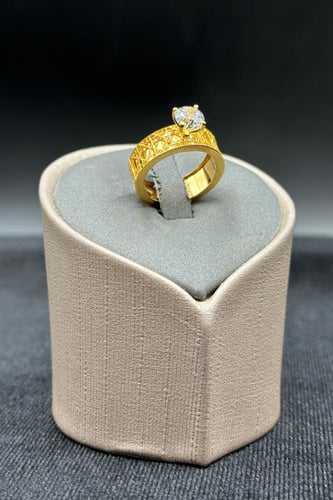 دبلة ذهب مع فص سوليتير عيار 21 وزن من 3.9 الى 4.4...