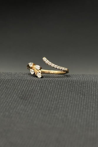 خاتم الماس وزن الذهب : 2.41 جرام وزن الألماس : 0.2...