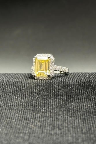 خاتم ذهب ابيض عيار 18 تصميم فص فانسي وزن من 4 الى...