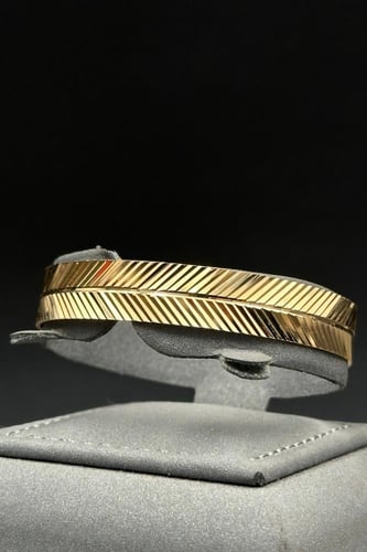 اسوارة على شكل ورقة الريشة ذهب صافي عيار 21 وزن 16...