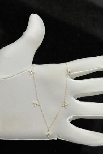 شوكر ذهب عيار 18 زهرات ذهب تصميم الماس وزن 0.9 جرا...