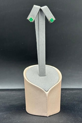 حلق وردة ذهب مع صدف اخضر عيار 18 وزن من 0.9 الى 1...