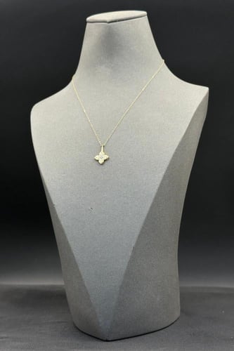 سلسلة ذهب عيار 18 زهرة تصميم الماس وزن من 0.9 الى...