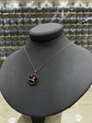 تعليقة الماس مع ذهب عيار 18 موديل روز جولد بتصميم...