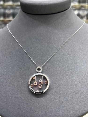 تعليقة الماس ناعمة مع ذهب أبيض بتصميم مميز لأطلالة...