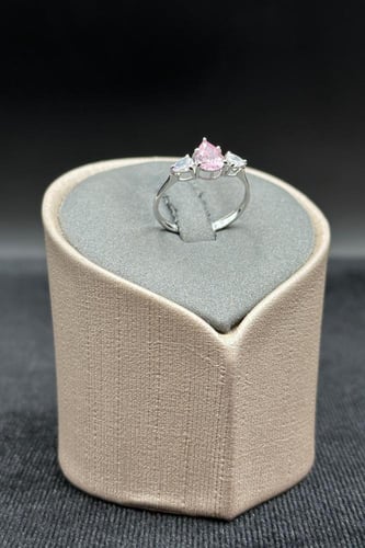 خاتم ذهب ابيض عيار 18 تصميم فص وردي ناعم وزن 1.4 ج...