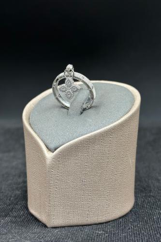 دبلة وردة ذهب ابيض تصميم الماس عيار 18 وزن 3.2 جرا...