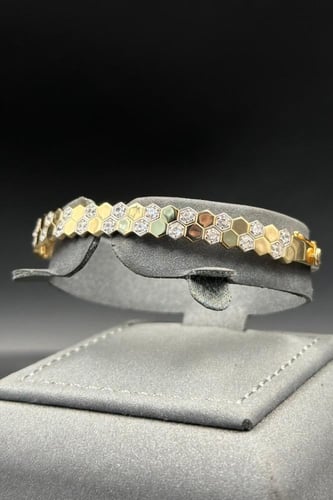 اسوارة خلية ذهب تصميم الماس عيار 18 وزن من 7.8 الى...