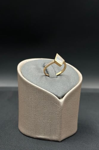 خاتم الماس وزن الذهب : 2.77 جرام وزن الألماس : 0.0...