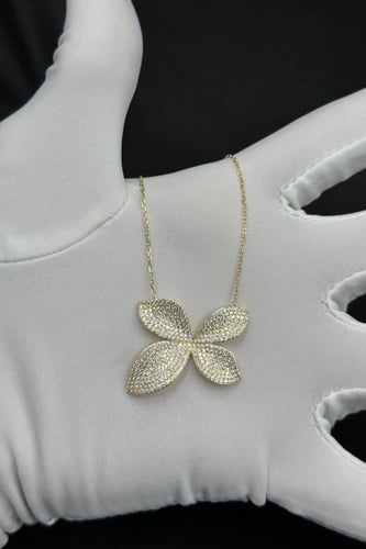 شال وردة ذهب عيار 18 بتصميم الماس وزن 7.7 جرام