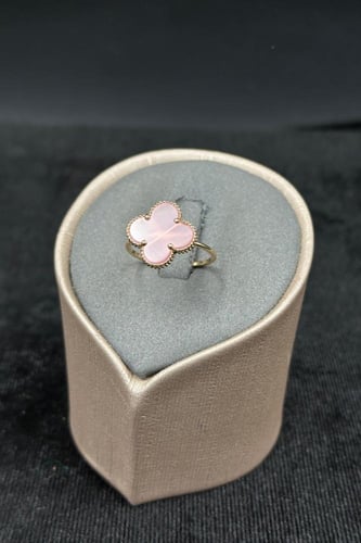 خاتم ذهب ورده عيار 18 بتصميم صدف وردي وزن 2.1 جرام