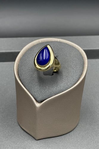 خاتم ذهب عيار 18 بتصميم دمعة مع صدف ملون وزن 6.2 ا...