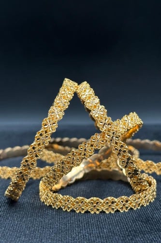 بناجر ذهب صافي بتصميم وردات عيار 21 وزن من 10.3 ال...