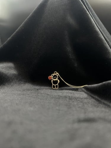 عقد الماس فخم بتصميم دب مميز لأطلالة انيقة