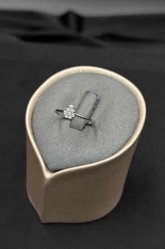 خاتم الماس على شكل جوهرة وزن الذهب : 1.73 جرام وزن...