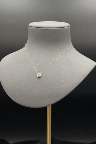 عقد اخضر ذهب تصميم الماس